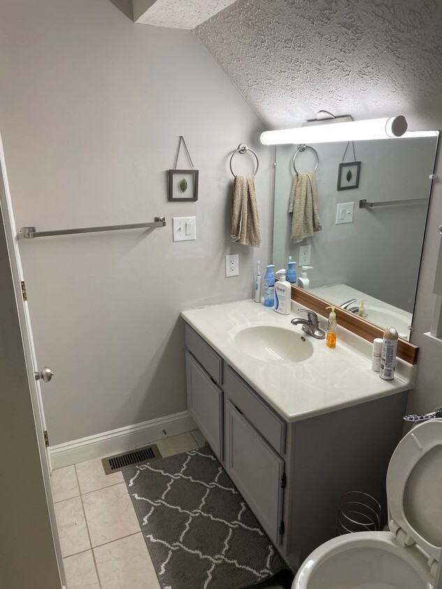 Primary Photo - Bloomington 2 Bedroom / 2 Bath Condo - CLO...