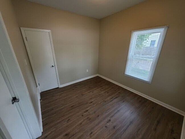 Building Photo - 3 bedroom home with covered patio and garage!