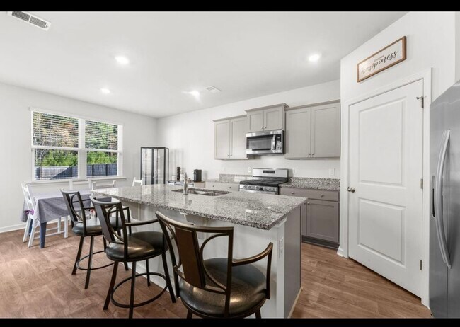 Foto del edificio - 645 Silver Spruce St