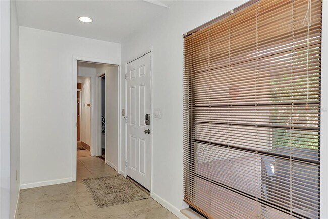 Building Photo - 5651 Golf Pointe Dr