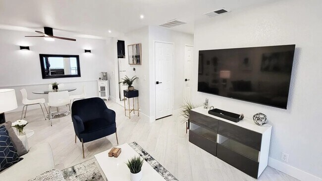 Foto del edificio - 2857 N Los Felices Rd