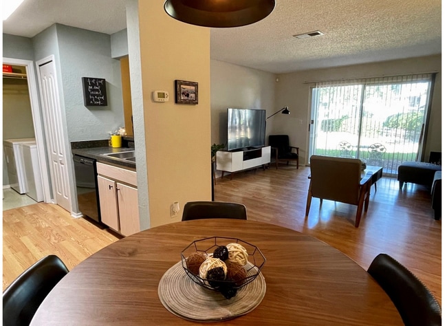 Building Photo - 2BD/ 2BA Furnished Apartment