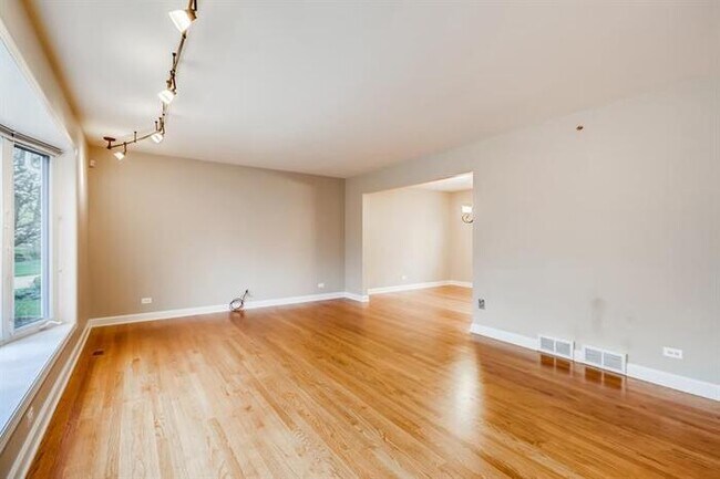 Foto del edificio - 1208 Elizabeth Ave, Naperville, IL, 60540