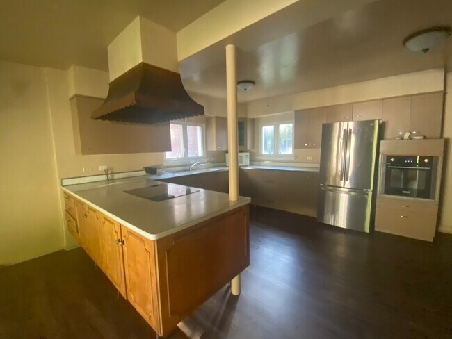 Building Photo - 9317 S Clifton Park Ave