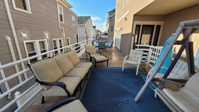 Building Photo - 104 S Avolyn Ave