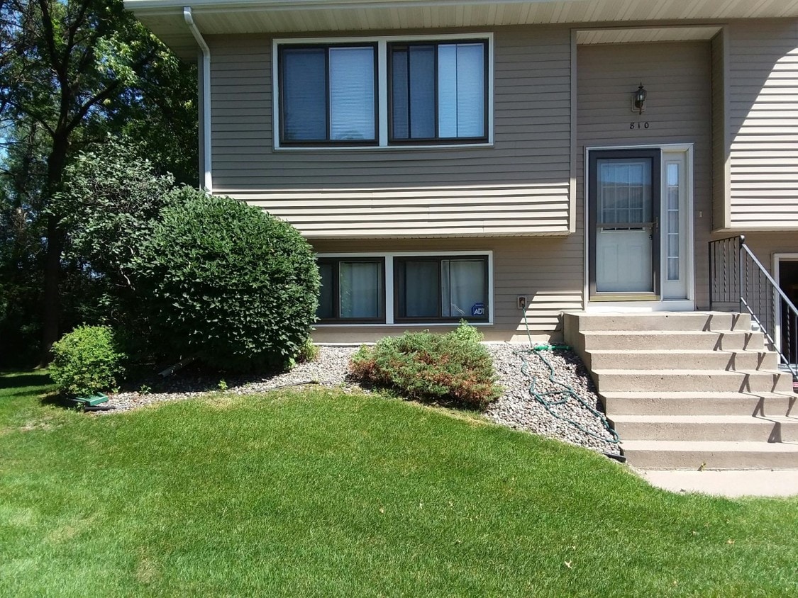 Front - 810 Sherwood Rd
