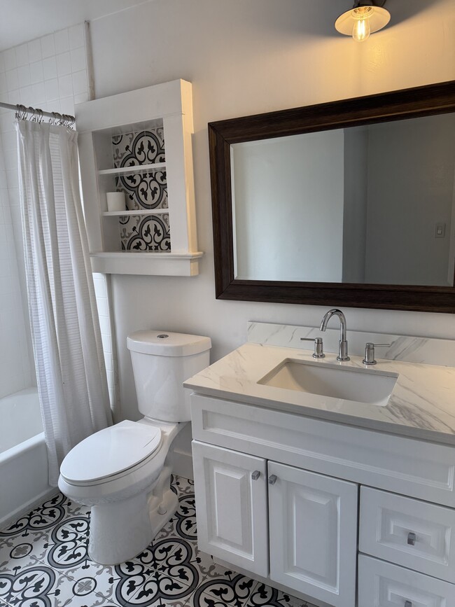 Building Photo - 1653 Bayview Dr