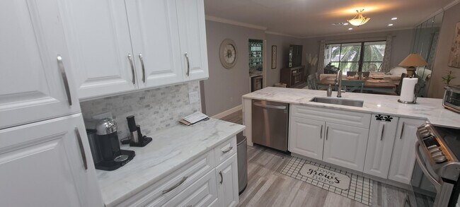 Building Photo - 9261 Vista Del Lago