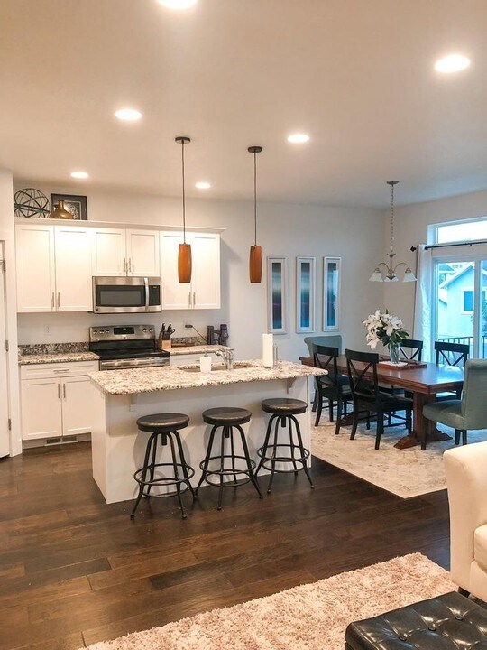 Foto del edificio - 4162 Cresthaven Ln