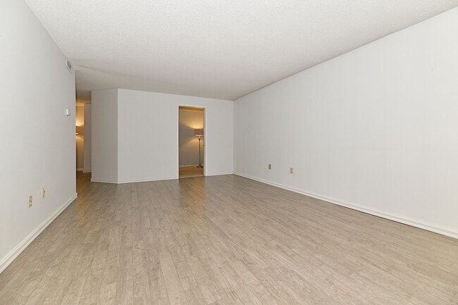 Photo du bâtiment - 360 Bloor St E