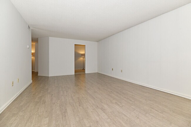 Photo du bâtiment - 409-360 Bloor St E