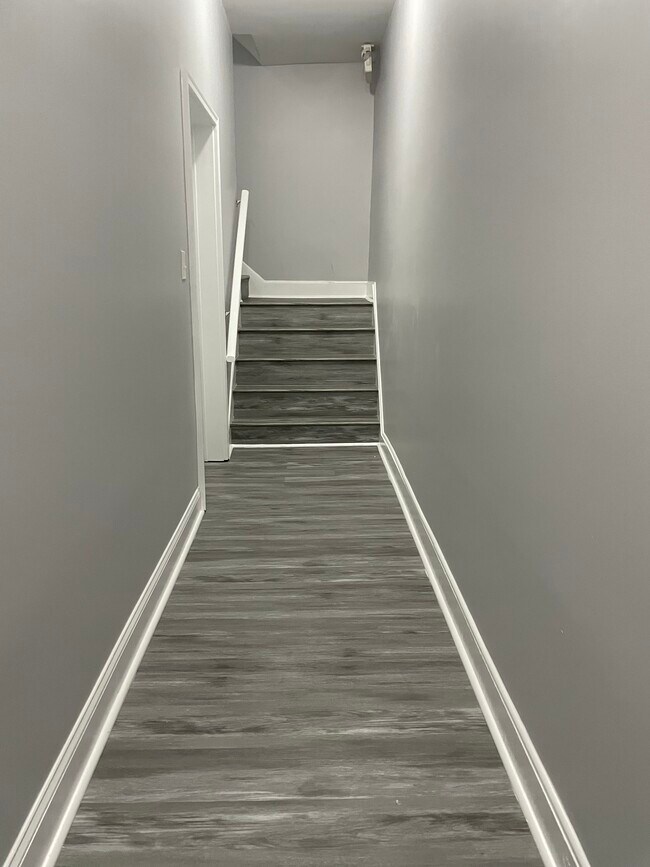 Common Hallway - 1114 Homewood Ave