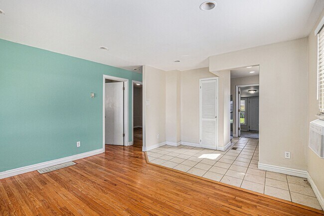 Foto del edificio - Spacious 2 bedroom with large den in the h...