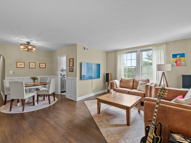 Building Photo - Enjoy Comfortable Arlington Living at Old Glebe Road!