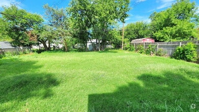 Building Photo - 816 Sandell Dr