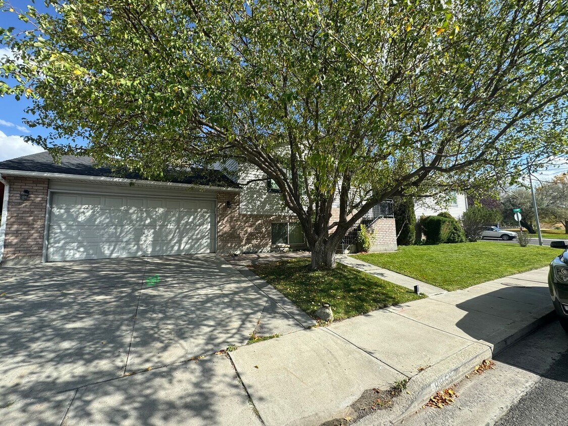 Primary Photo - 825 W Sage St