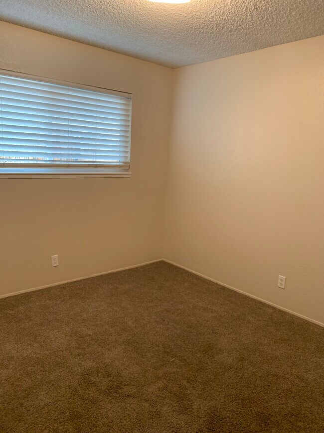 Dormitorio - 636 Commercial Ave