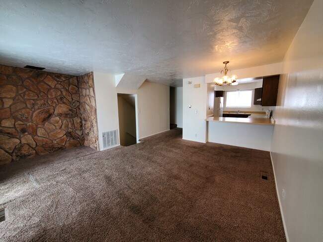 Building Photo - 1524 Falcon Dr