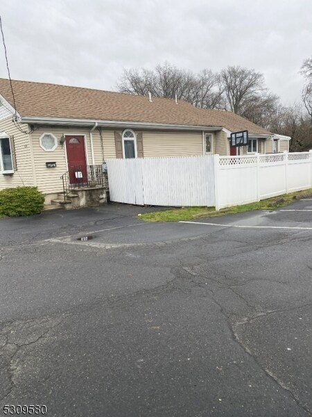 Primary Photo - 1009 Goffle Rd