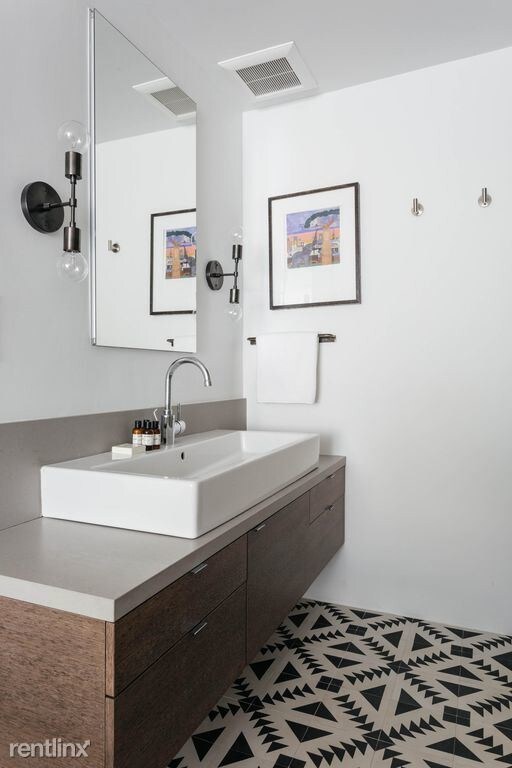 Foto del edificio - 2 br, 1 bath Apartment - 437 D St Apt 6A