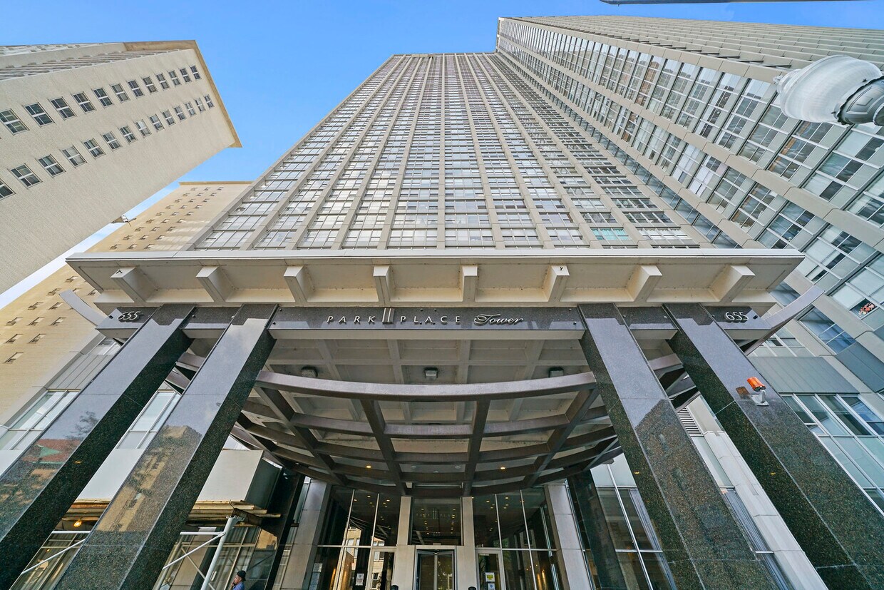 Foto principal - 655 W Irving Park Rd