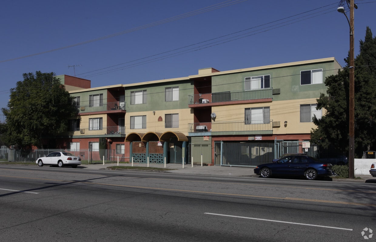Primary Photo - 13535 Victory Blvd Apartments