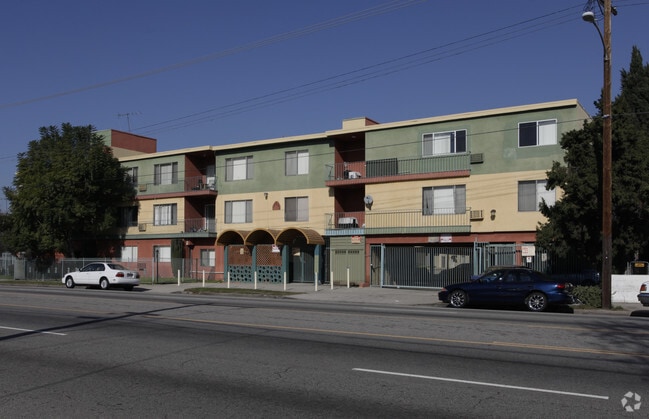 Primary Photo - 13535 Victory Blvd Apartments