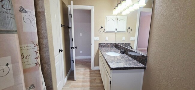 Building Photo - Stunning 3 bedroom, 2 bath home in West El Paso!