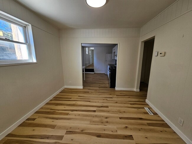 Building Photo - Newly updated 2 bedroom 1 bath apartment f...