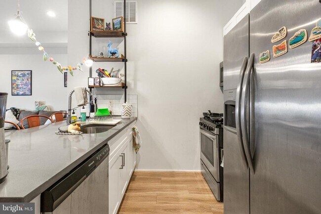 Building Photo - 381 Martin St