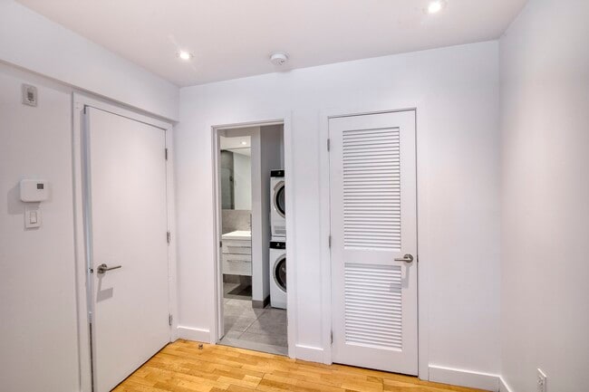 Building Photo - 3195 Av. Van Horne