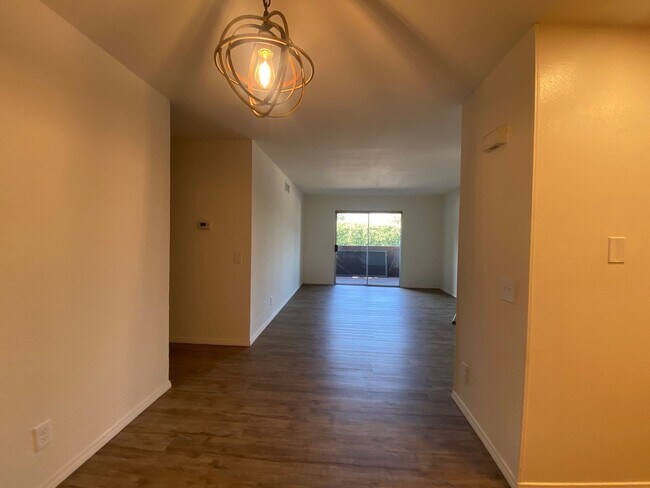 Foto del edificio - Rancho Cucamonga Two Bedroom Condo