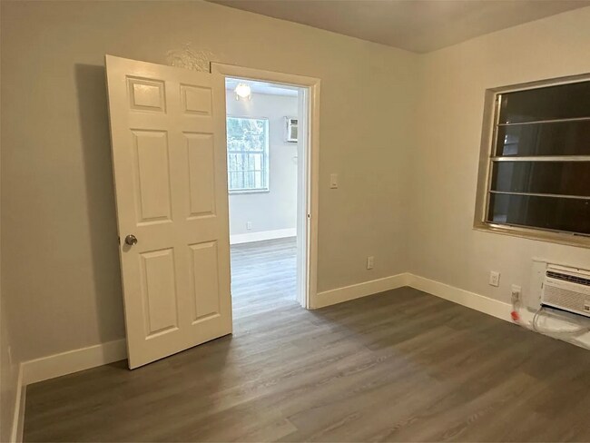 Foto del edificio - 1390 Riverland Rd