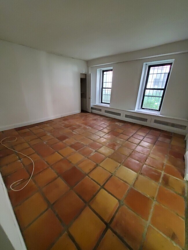 Building Photo - 319 W 92nd St