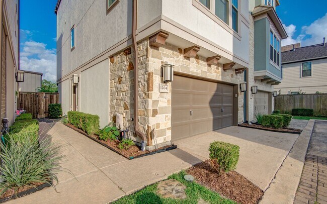 Building Photo - Gated Community With Pool, Cabana, and Gre...
