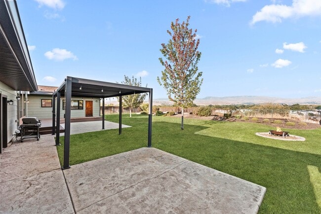 Building Photo - Exceptional Boise West Bench Home