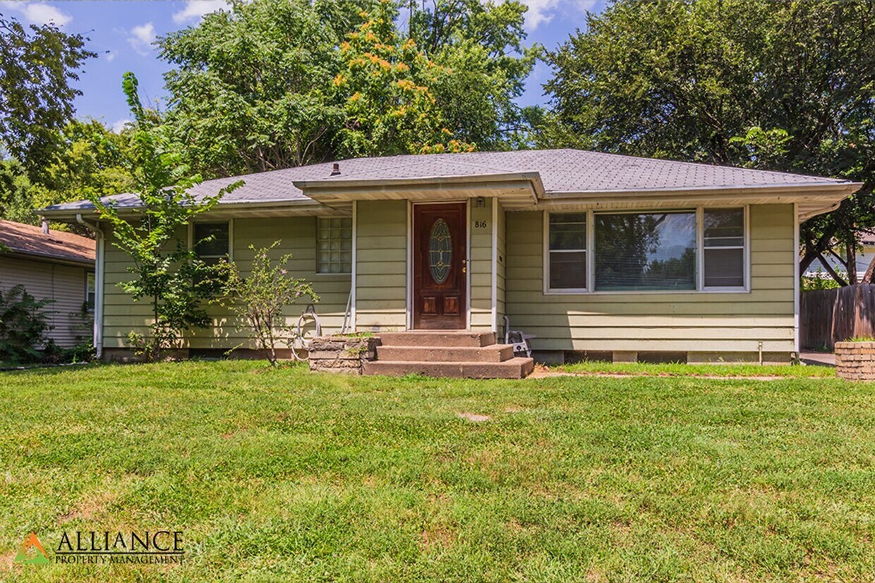 816 Ratone St Unit 01 & 02, Manhattan, KS 66502 Room for Rent in