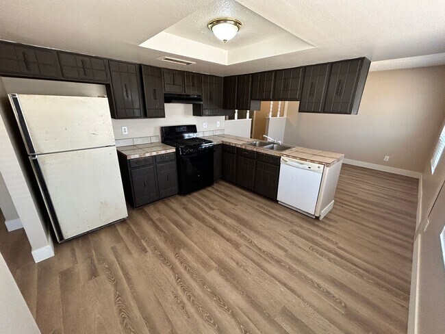 Building Photo - Single Story 3/2 *NO HOA* *NEW* Paint & *N...