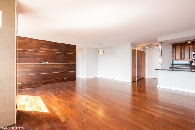 Building Photo - 4343 N CLARENDON Ave