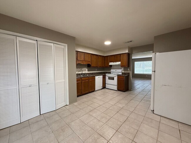 Building Photo - BREWSTER ESTATES duplex available NOW!