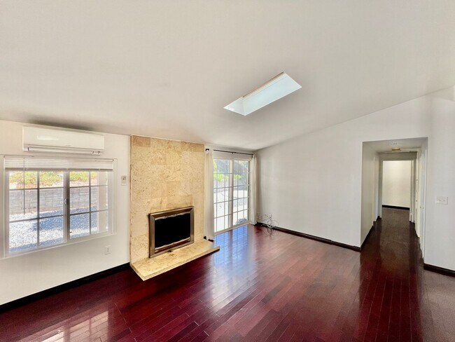 Building Photo - Beautiful 3B/2BA located in Sera Mesa with...