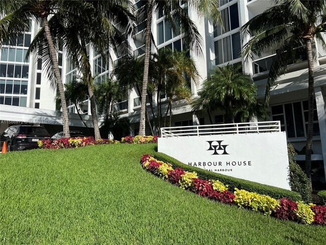 Building Photo - 10275 Collins Ave
