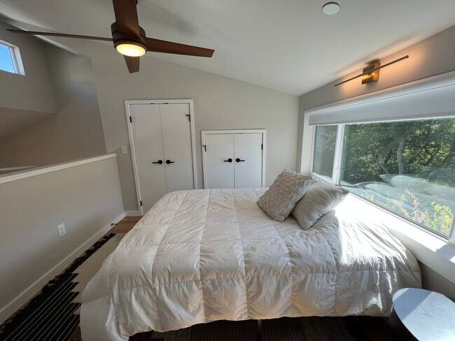 loft room - 913 Duncan Ln