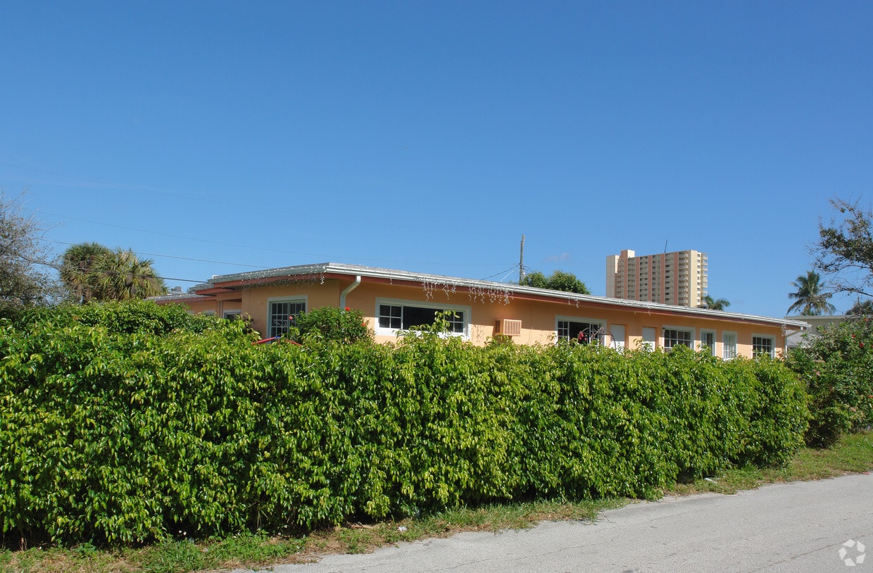 Building Photo - 700 N Riverside Dr