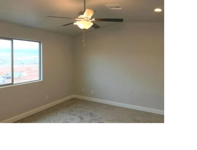 Foto del edificio - "Spacious 4-Bedroom Townhouse Oasis in Hur...