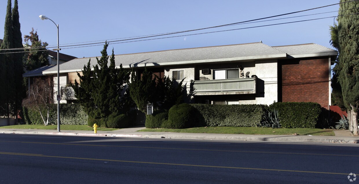 Foto principal - 6167 Reseda Blvd