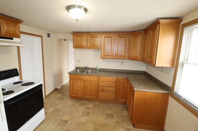 Building Photo - Large 2-Bed Upper Duplex
