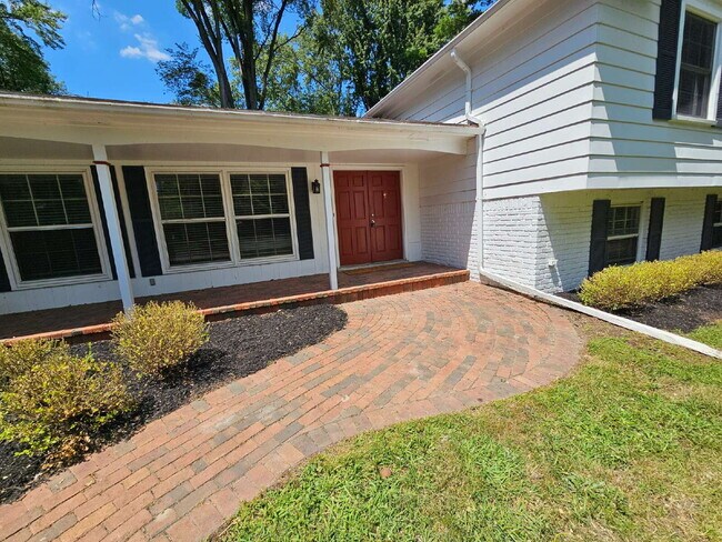 Foto del edificio - Private 4 Bedroom Home on 0.75 Acres with Great Room Fireplace, Wet Bar & 3-Season Room, 2 Car At...