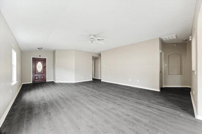 Building Photo - 7901 Fallen Oak Ln