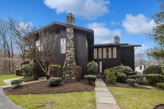 Building Photo - 693 Den Rd